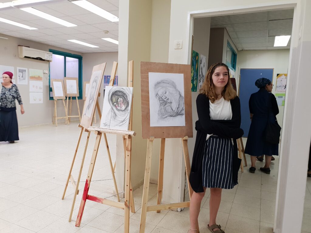 תמונה של תערוכת ציור עם נשים מתבוננות.