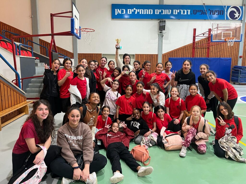 תמונה של שחקניות כדורסל עם גביע.