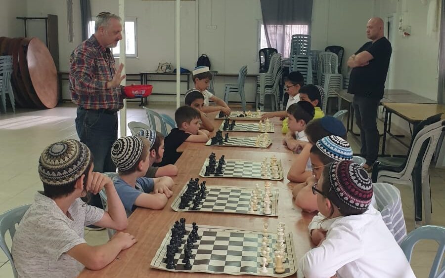 תמונה של ילדים משחקים שחמט